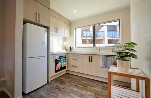Hamilton House | Modern Oasis Near Shopping Centres