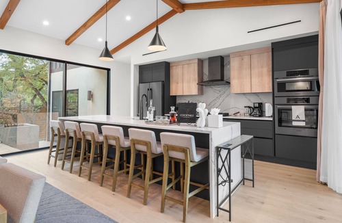 Riverside House | Modern Oasis w/Pool, Hot Tub, Rooftop Deck & Home Theater | Mariposa Retreat