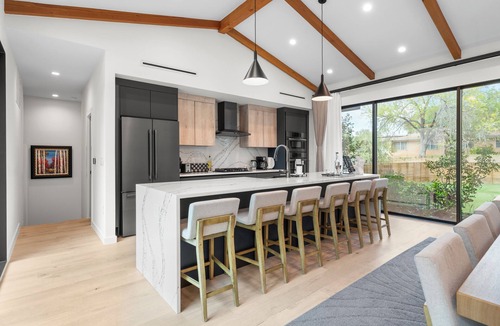 Riverside House | Modern Oasis w/Pool, Hot Tub, Rooftop Deck & Home Theater | Mariposa Retreat