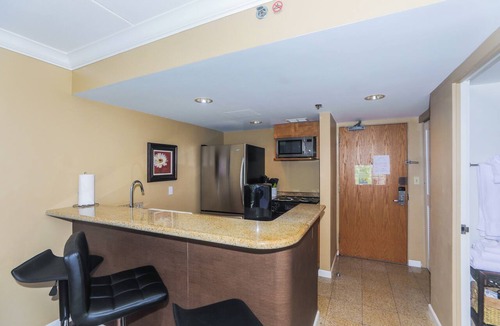 Waikiki Condo | Modern, Ocean View In a Great Location In Waikiki!
