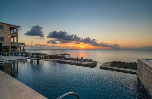 Northwest Point Condo | Modern Oceanfront 3 Bdr Condo/w Pool + Diving