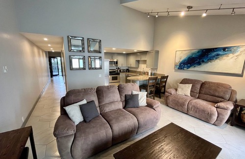 South Oceanside Condo | Modern Oceanfront Condo with Private Beach, Sauna, Gated Parking