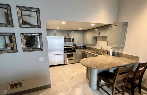 South Oceanside Condo | Modern Oceanfront Condo with Private Beach, Sauna, Gated Parking