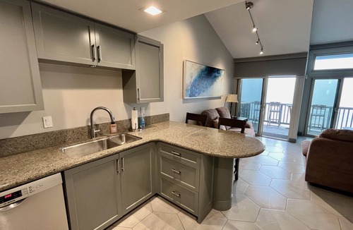 South Oceanside Condo | Modern Oceanfront Condo with Private Beach, Sauna, Gated Parking