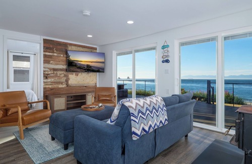 Neah Bay House | Modern Oceanfront Retreat: Private Beach & Unobstructed Strait Juan de Fuca!
