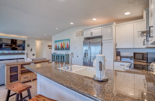 Bayshore House | Modern Oceanview Beauty with Game Arcade located in Waldport