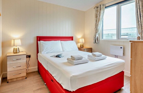 Bretforton Cabin | Modern one bedroom lodge with hot tub -Rosewood Lodge