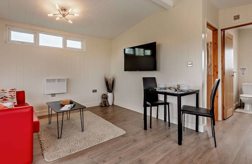 Bretforton Cabin | Modern one bedroom lodge with hot tub -Rosewood Lodge