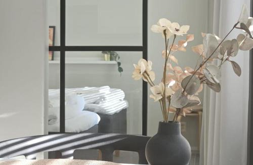 Kallio Apartment | Modern One-Bedroom with glazed sun balcony, 350m metro