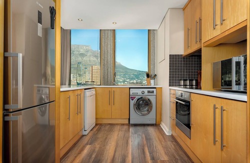 Cape Town City Centre Apartment | Modern & Open 2BR with Table Mountain & Lions Head Views