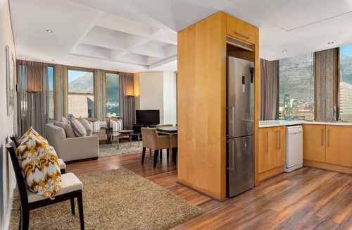 Cape Town City Centre Apartment | Modern & Open 2BR with Table Mountain & Lions Head Views