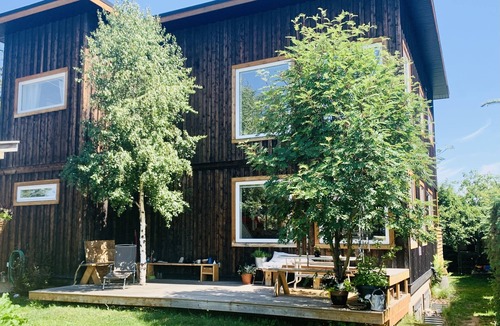 Smithers House | Modern, open- concept house- in town & connected to Riverside Park (3 bedrooms)