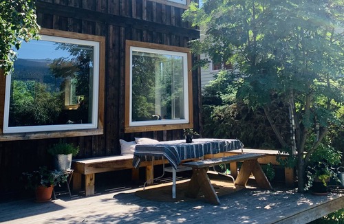 Smithers House | Modern, open- concept house- in town & connected to Riverside Park (3 bedrooms)