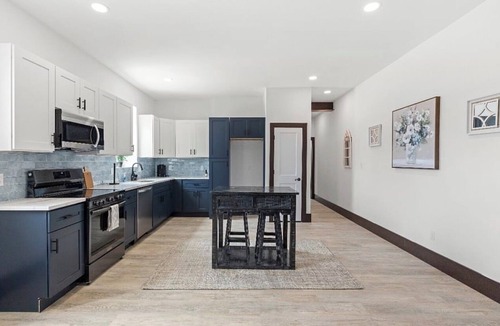 St. Louis Apartment | Modern Open Concept Retreat Spacious & Minutes to Downtown