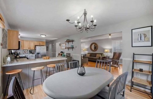 Manchester House | Modern Open Concept 4 Bed 2,5 Bath Mid to LongTerm Private Single Family Home