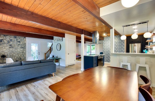 Carver House | Modern Oregon Getaway w/Fireplace, Yard & Deck