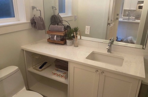 Delta House | Modern Parkside Retreat – 1BR Suite Near Beach, Coffee & Ferries