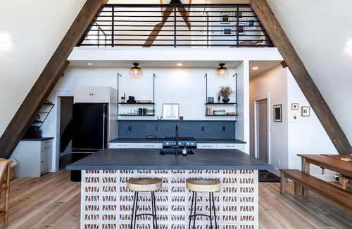 Williams Cabin | Modern Pet-Friendly A-Frame Cabin Retreat with Stargazing Deck & Mountain Views near Grand Canyon South Rim & Williams, Arizona