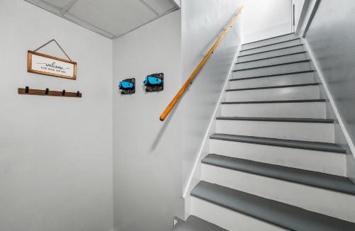 Whitefield Apartment | Modern Pet Friendly Apt Hiking Touring Studio