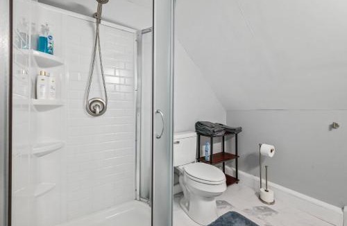 Whitefield Apartment | Modern Pet Friendly Apt Hiking Touring Studio