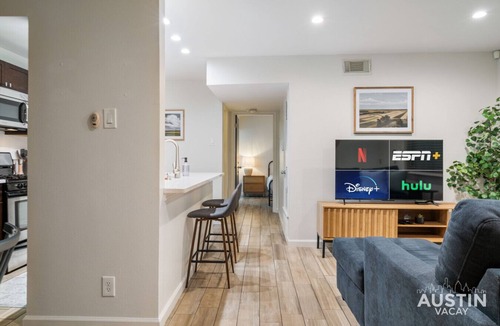 Greater South River City Condo | Modern Pet Friendly Condo w/Pool, Gym, Walk to SoCo, Lake & Downtown Austin
