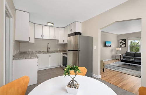 Southwest Minneapolis Apartment | Modern Pet-Friendly Kenny 1 bedroom # 3 Private Renovated Garage Wi-Fi
