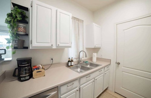 Deer Valley Condo | Modern Phoenix Condo with Shared Pool, Spa & Sauna