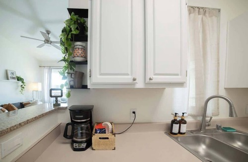 Deer Valley Condo | Modern Phoenix Condo with Shared Pool, Spa & Sauna