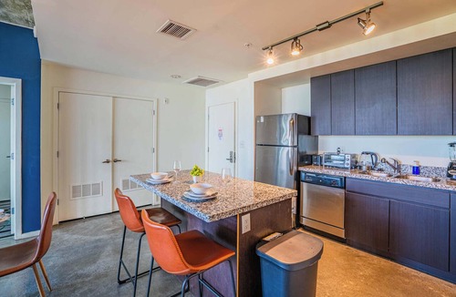 Evans Churchill Apartment | Modern PHX Apt w/Pool, Gym, Balcony + W/D