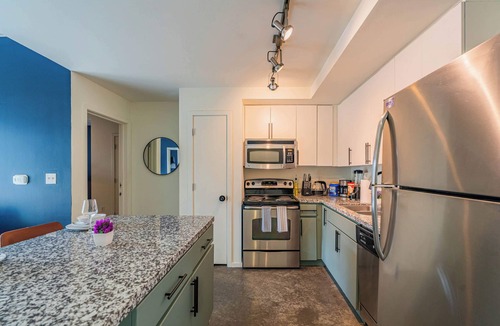 Evans Churchill Apartment | Modern PHX Downtown Apt w/Balcony, Pool, Gym, PKG