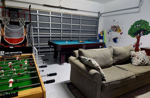 Windwood Bay House | Modern pool home with Game Room, 2 en suites and just 15 minutes to Theme Parks!