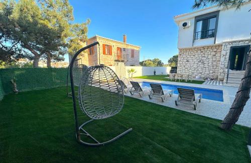 Ayvalik Villa | Modern Pool Villa near Sarımsaklı Beach in Ayvalık