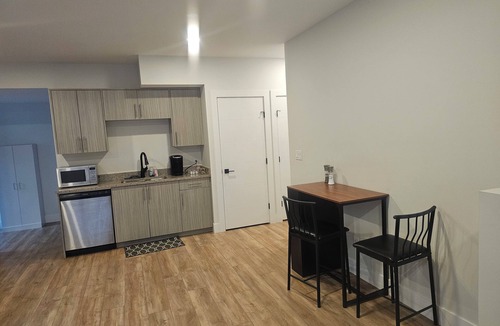 Prince George House | Modern Private 1-Bedroom Suite – Clean, Quiet, Full Kitchen
