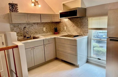 Lyons House | Modern Private 1BR/1BTH w/1-car Garage Parking Near Hospitals/Corporate Office