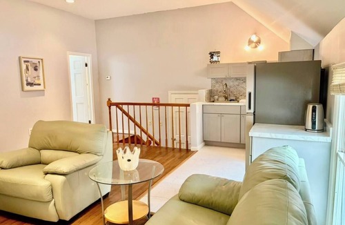 Lyons House | Modern Private 1BR/1BTH w/1-car Garage Parking Near Hospitals/Corporate Office