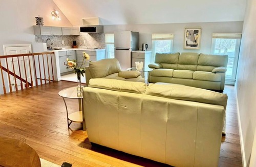 Lyons House | Modern Private 1BR/1BTH w/1-car Garage Parking Near Hospitals/Corporate Office