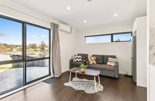 Upper Hutt Apartment | Modern, Private 1BR in Upper Hutt – Full Kitchen, Parking & 5 mins to Brewtown