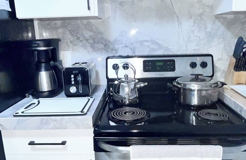 Delta House | Modern Private 2BR Suite Near Vancouver + Free Parking