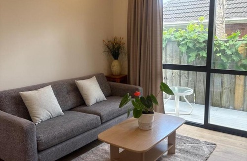 Takapuna Apartment | Modern Private 2BR Unit in Takapuna