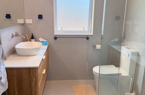 Takapuna Apartment | Modern Private 2BR Unit in Takapuna