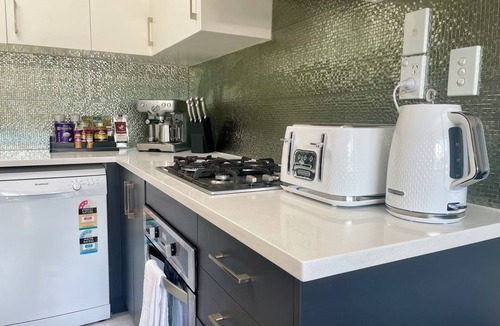 Rosedale House | Modern Private 2nd floor home unit with full kitchen 2bedroom 2bathroom inAlbany