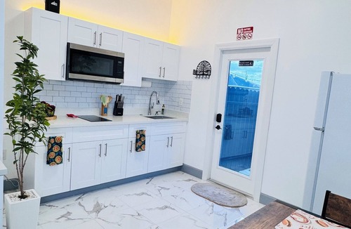 Parkdale House | Modern & Private Apartment with Kitchen in Lehigh Acres – Independent Entry