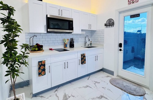 Parkdale House | Modern & Private Apartment with Kitchen in Lehigh Acres – Independent Entry