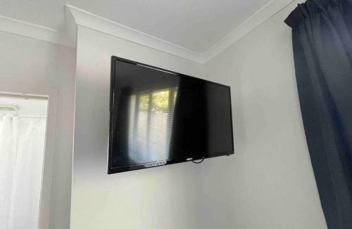 Hamilton Apartment | Modern Private Apartment with AC and free parking