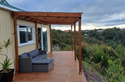 Paihia Cabin | Modern private cabin, breathtaking ocean & bush views, natural light & quiet
