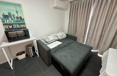 Rosedale House | Modern Private Deluxe Master Suite California Bed-Walk Distance to Rosedale Park