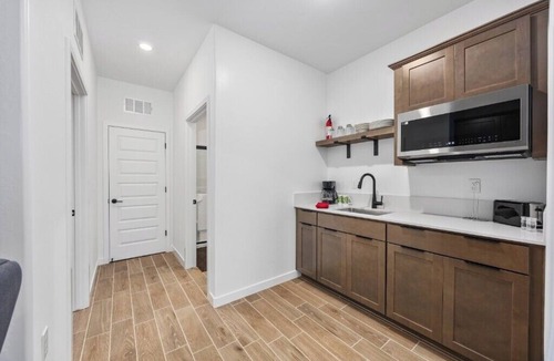 Pumpkin Center Apartment | Modern Private Guest Suite Near Downtown & Parks!