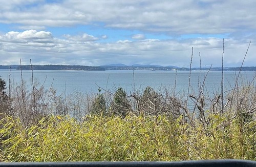 Seaview House | Modern private ocean-view 2-bedroom mother-in-law with hot tub, walk to beaches.