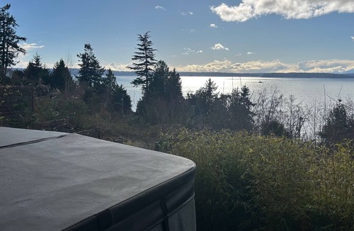 Seaview House | Modern private ocean-view 2-bedroom mother-in-law with hot tub, walk to beaches.