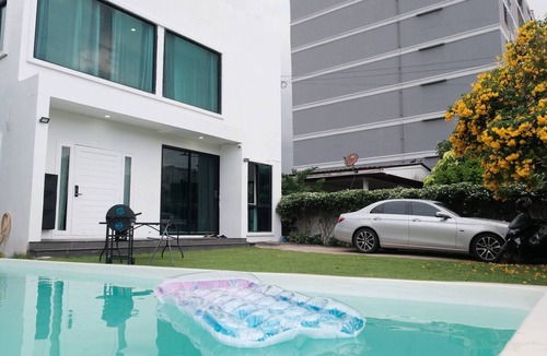 Bang Na House | Modern Private Pool Villa in Sukhumvit